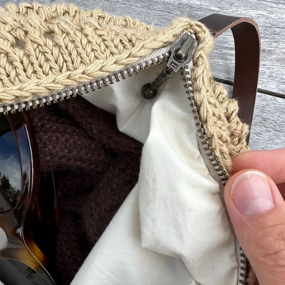 For fra Petiteknit i blød, økologisk bomuldspoplin der passer til en taske med en omkreds på 58 cm. Foret er færdigsyet og klar til montering. Passer til stor Florence Bag og stor Honey Bucket Bag.