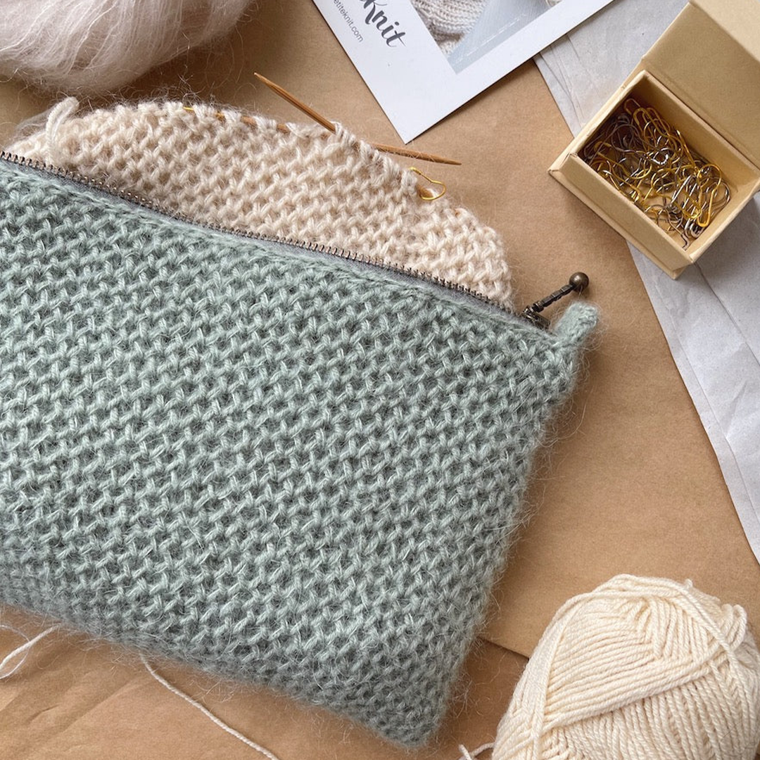 For fra Petiteknit i blød, økologisk bomuldspoplin der passer til en pung med 23 cm lynlås. Foret er færdigsyet og klar til montering. Passer til Honey Purse, Marie Purse og Technicolor Purse i stor.