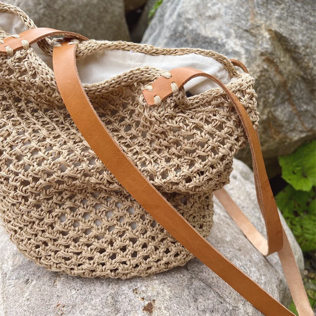 For fra Petiteknit i blød, økologisk bomuldspoplin der passer til en taske med en omkreds på 68 cm. Foret er færdigsyet og klar til montering. Passer til lille French Market Bag og lille Terrazzo Bag.