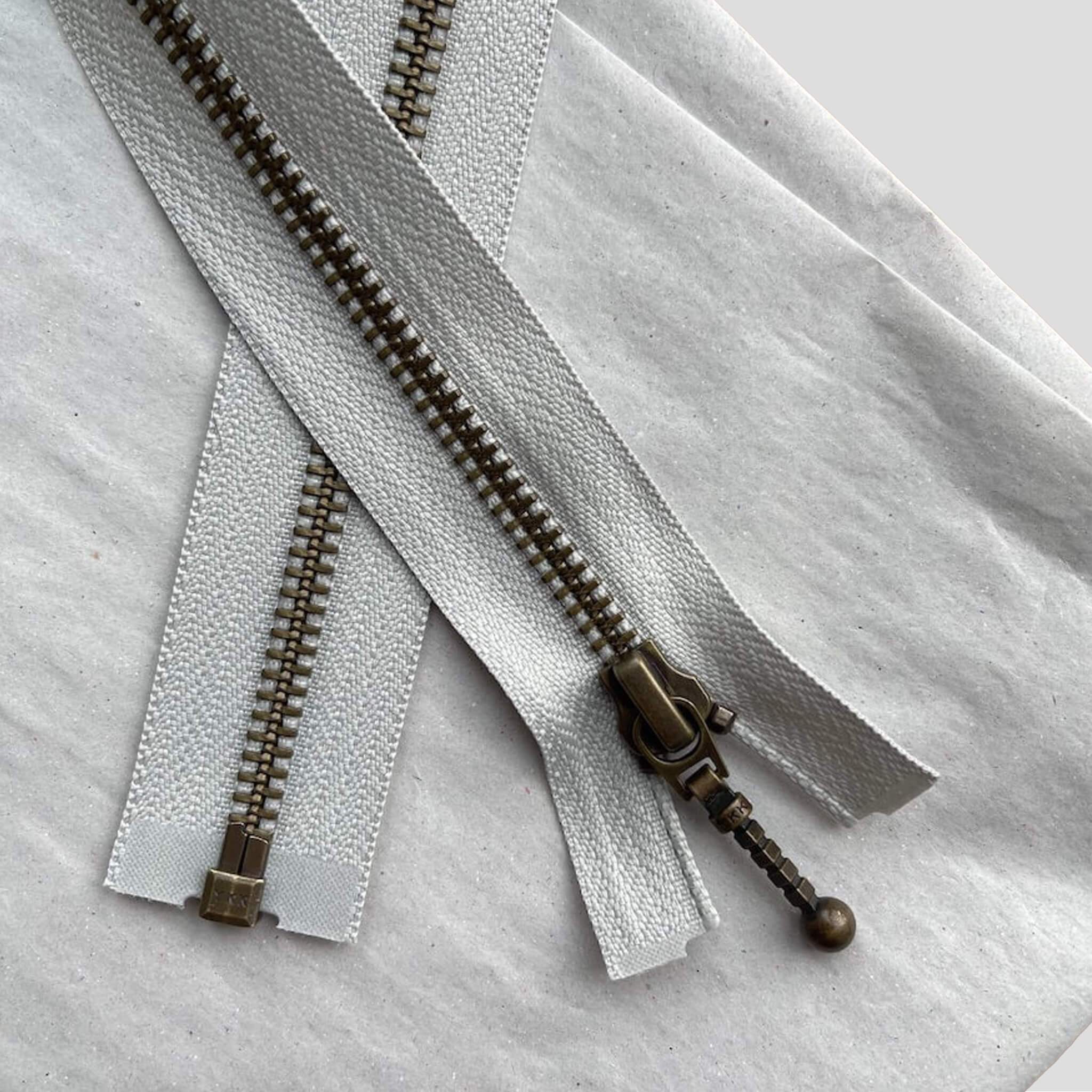 Lynlås fra Petiteknit med en længde på 35 cm. Vælg mellem farverne: Cement og Granit. Passer til Zipper Jacket. Mål: Længde: 45 cm, bredde: 6 mm