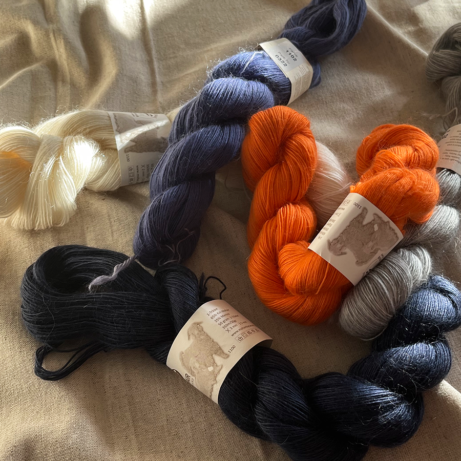 Mohairgarn af 65% kidmohair og 35% af det blødeste merinould. Garnet er meget let og har en løbelængde på ca. 350 m / 50 gram og strikkes med en pindestørrelse på 2 – 3 ½ mm.