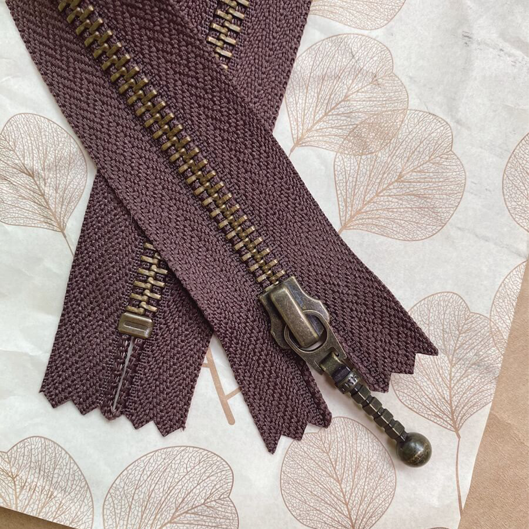 Lynlås fra Petiteknit med en længde på 23 cm. Vælg mellem farverne: Citronfromage, Chokoladebrun, Havskum, Hasselnød, Isblå, Flint, Navy, Perlemor, Pudderrosa, Sand og Sort. Passer til stor Honey Purse, stor Technicolor Purse, Honey Washbag, stor Marie Clutch, stor Marie Purse og lille Florence Bag. Mål: Længde: 23 cm, bredde: 4 mm
