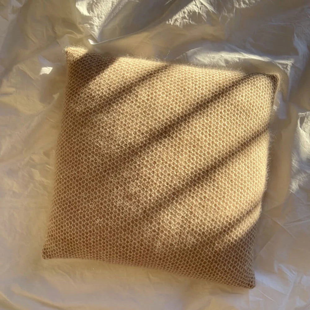 Bagbeklædning til pude i størrelsen 40 x 40 cm i økologisk, ubleget canvas. Bagbeklædningen er monteret med en YKK-lynlås, så det er nemt at montere puden i det færdige betræk. 