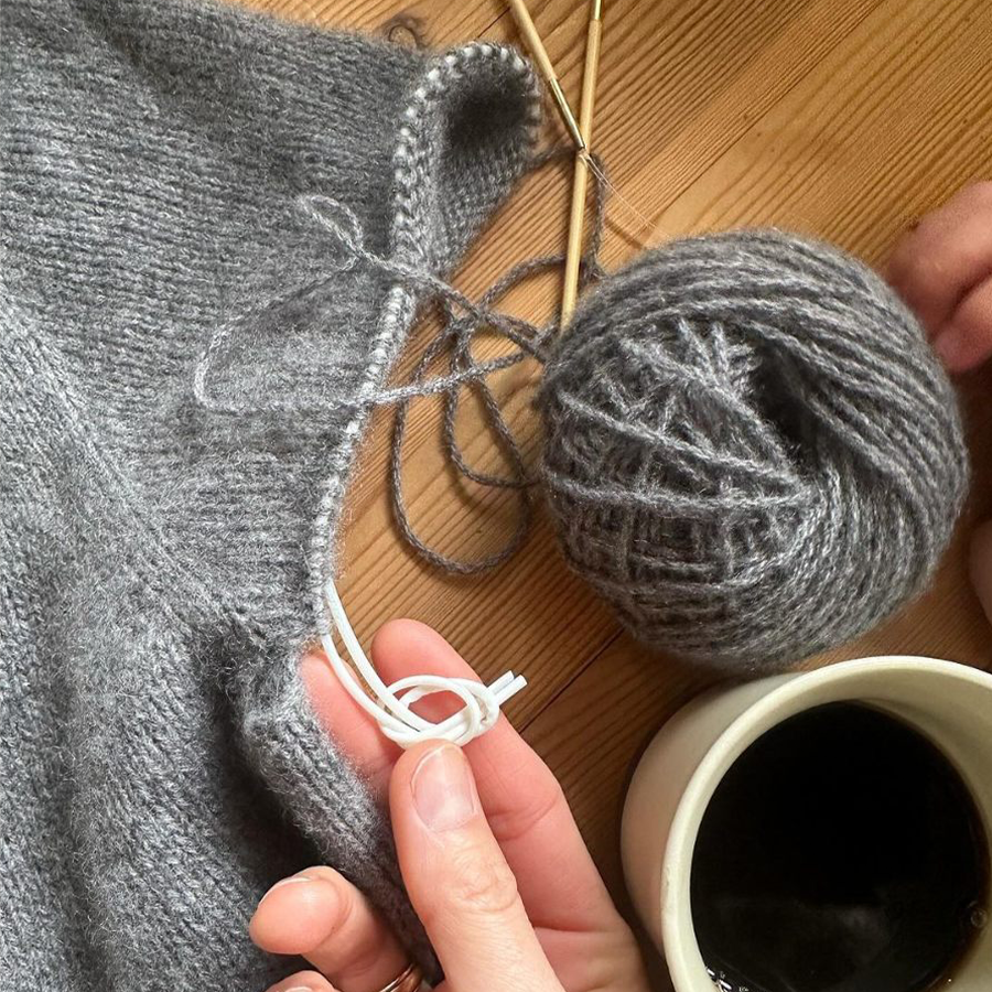 "Put Your Stitches On Hold" - Maskewire fra Petiteknit