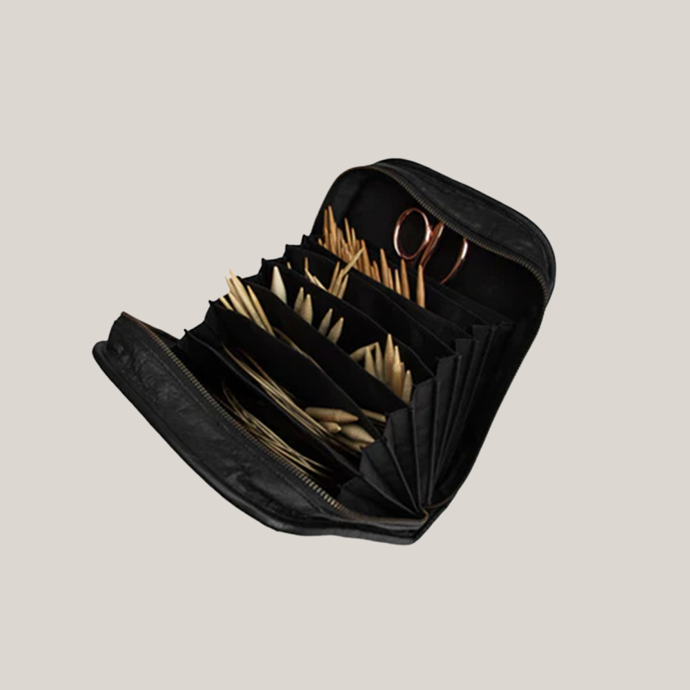 MUUD I Voss - Etui til strikkepinde i læder i farven whisky