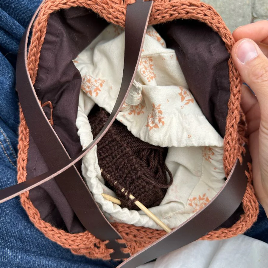 For til taske med rund bund, omkreds 68 cm - Brun- fra Petiteknit