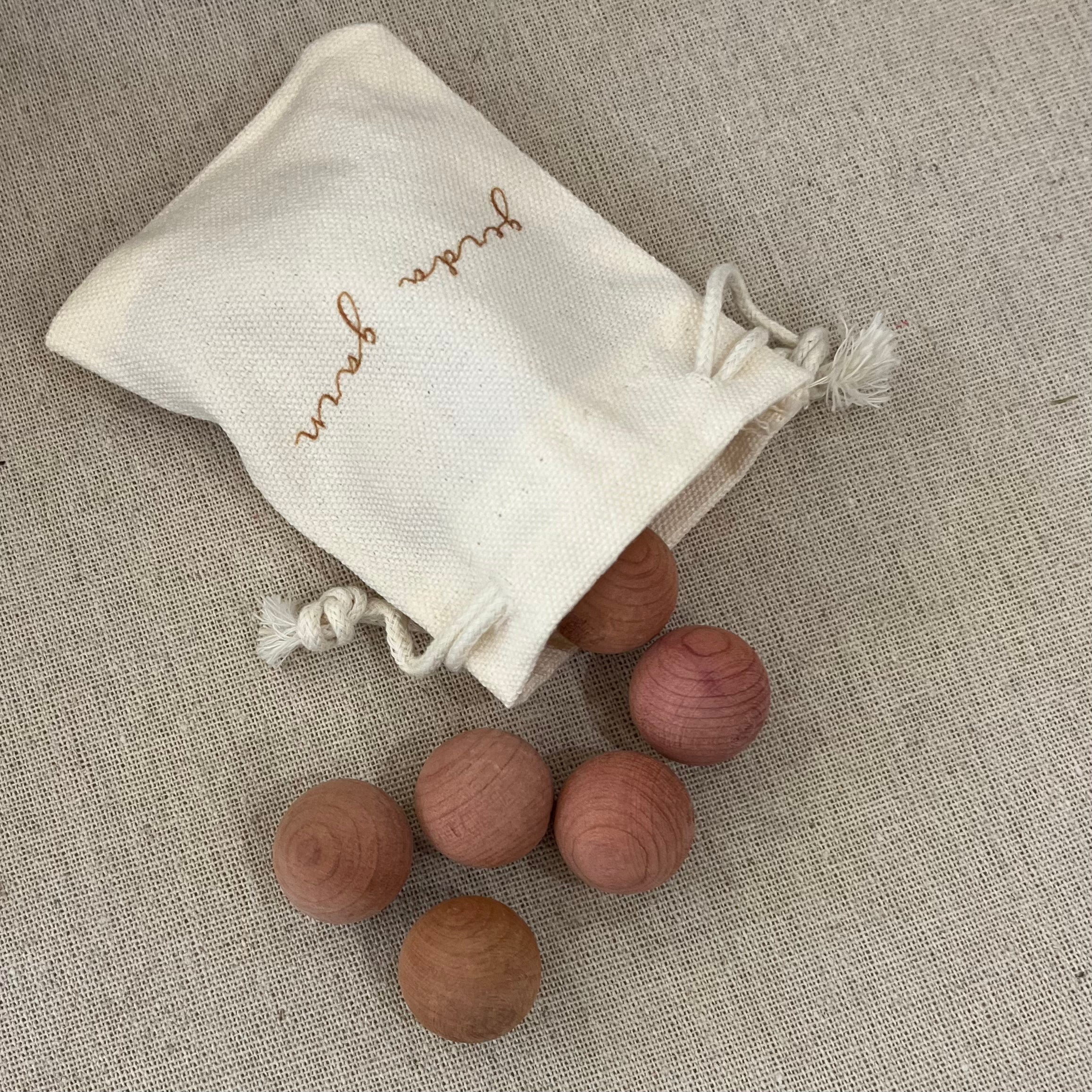 Gerda Garn Cedertræskugler x 10 stk.