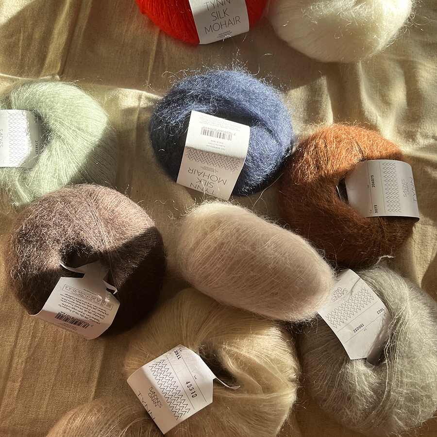 Dette garn er en elegant blanding af den fineste mohair, uld og silke, der giver dine projekter en uovertruffen letthed og glans.  Strikker du Tynn Silk Mohair med en eller flere tråde får du en let, luftigt og luksuriøst model. Bruger du Tynn Silk Mohair som følgetråd sammen med andre kvaliteter vil du få et spændende udtryk og godt hold i alle modeller.